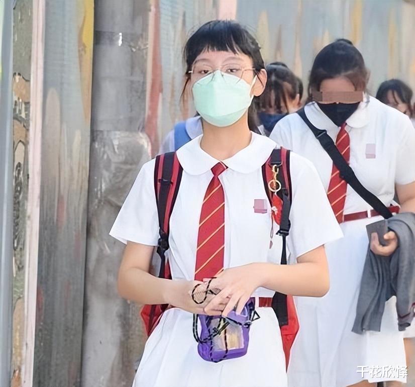 炎明熹|香港歌坛新星炎明熹脱掉明星衣裳，素颜回校学习，被媒体追踪