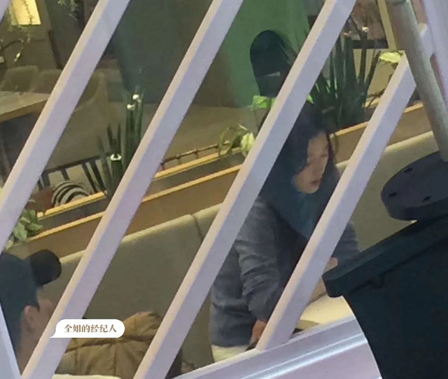 全智贤|全智贤喝咖啡被偶遇过两次,纯素颜出门有雀斑,网友:普通人