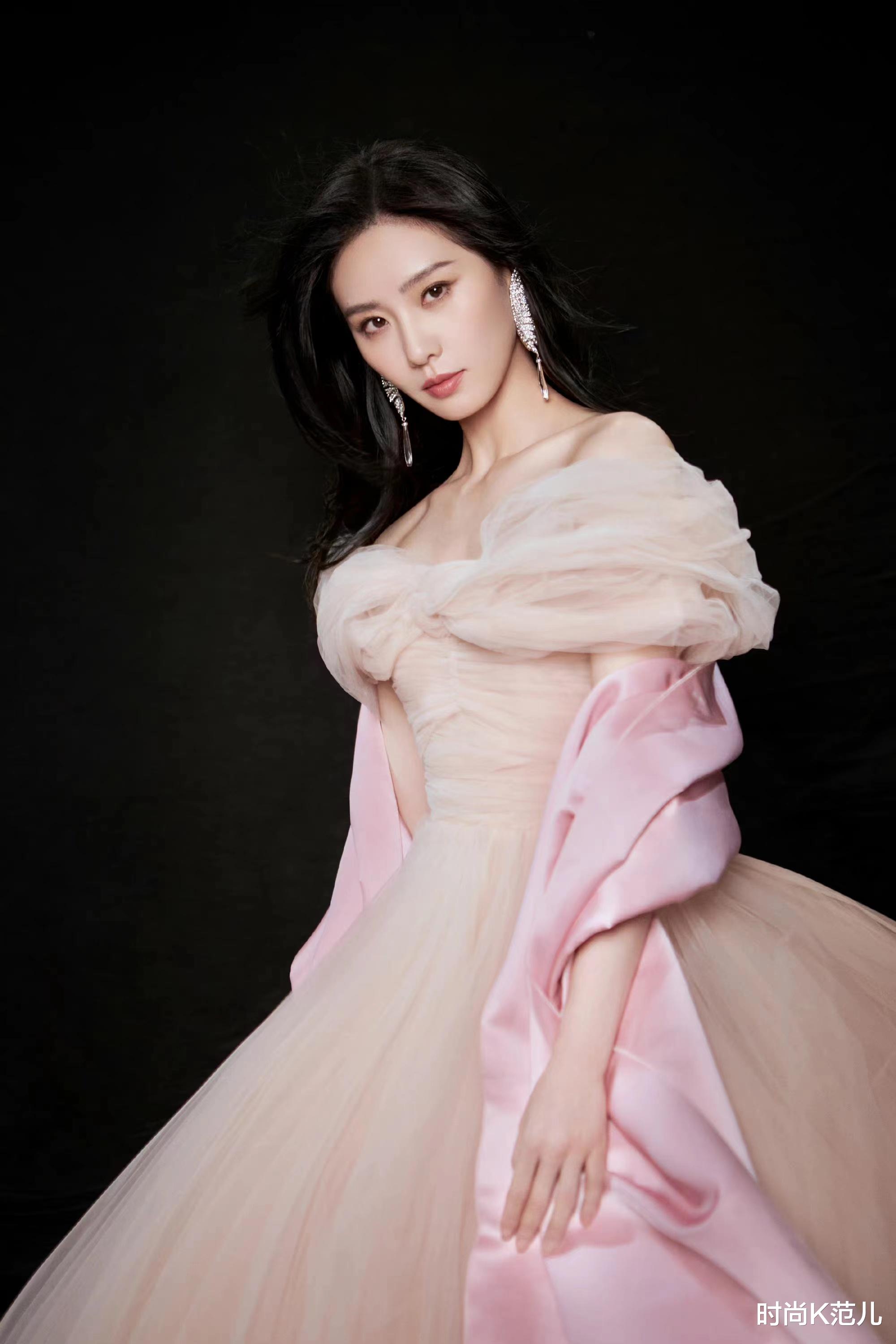 刘诗诗|刘诗诗新造型太美了,一袭粉色薄纱裙,美得优雅高级!