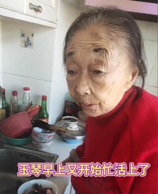 李玉成|马玉琴遭李玉成嫌弃，大孙子请她吃拔丝地瓜，网友：假牙不想要了