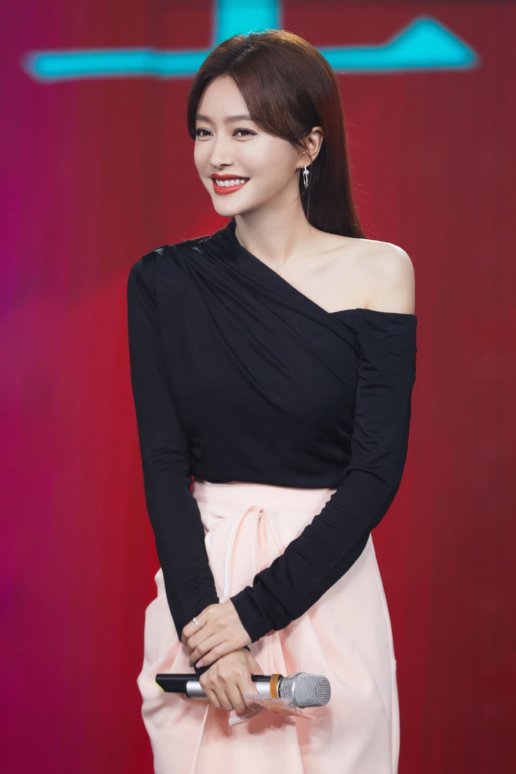 秦岚|秦岚穿低领搓麻将引争议!出牌似“老手”,网友:看来平时没少玩