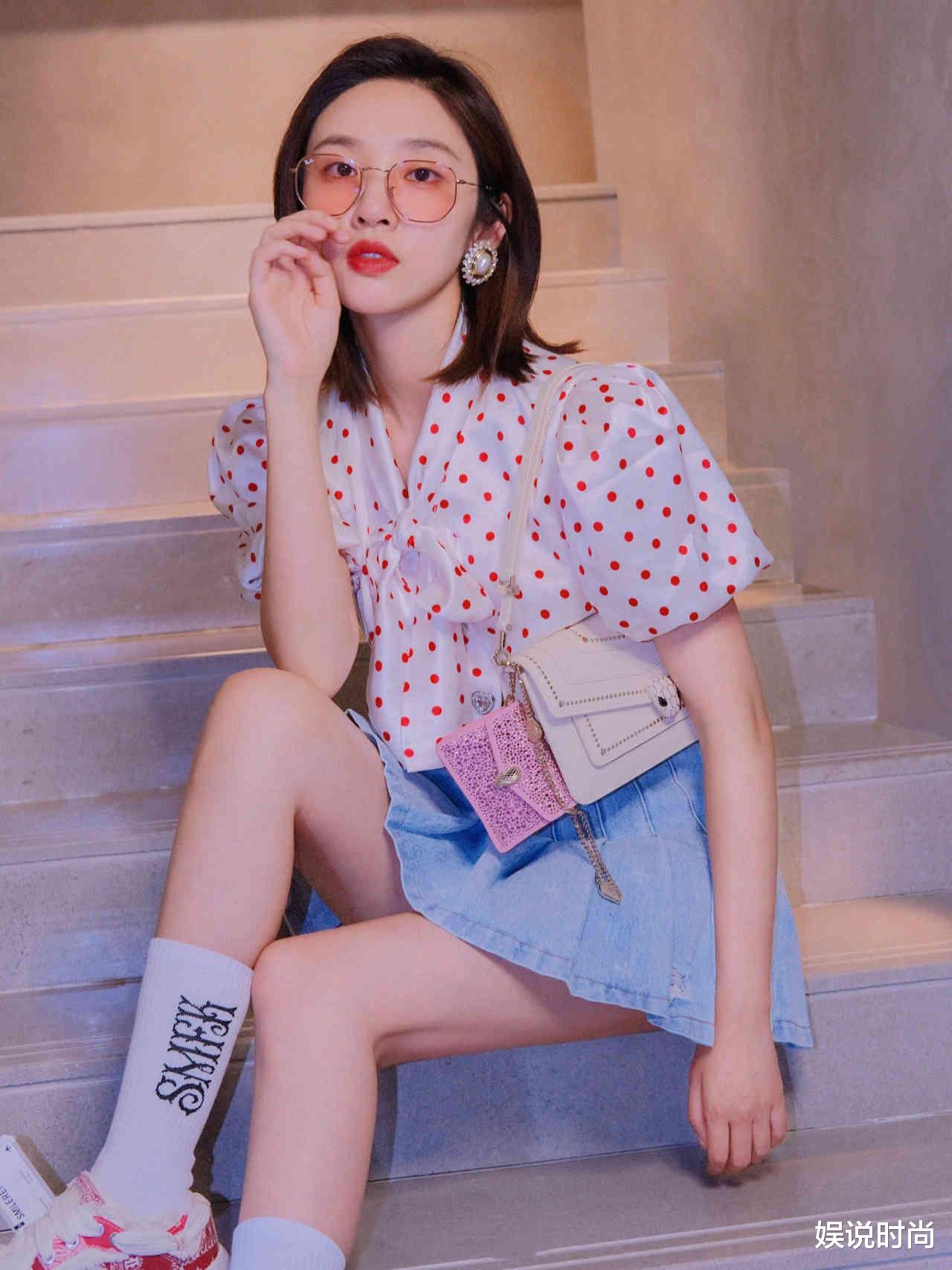 唐艺昕甜而不腻的穿搭，才是夏天正确的打开模式，她做到了这两点