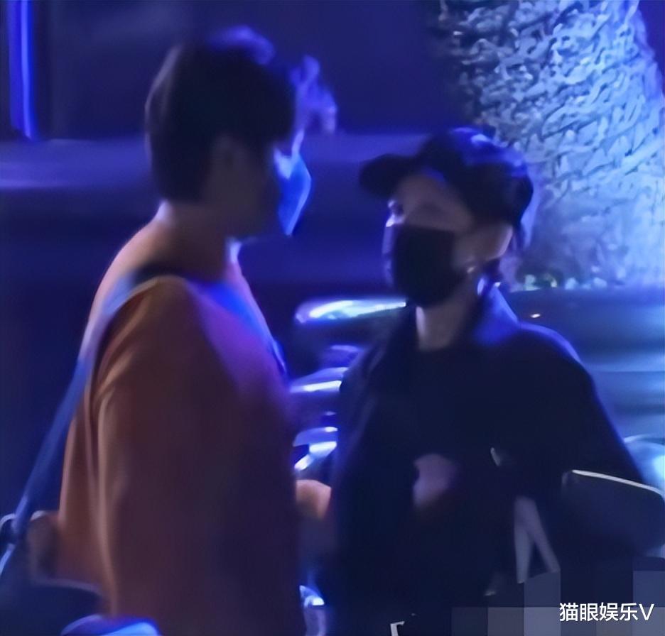 陈乔恩|43岁陈乔恩在北京独自坐地铁，打扮普通似路人，肚子隆起孕态明显