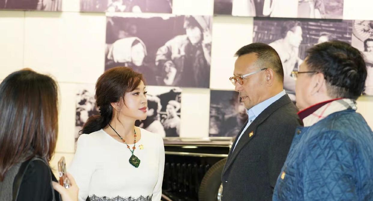 姜文|姜文和刘晓庆重聚,见到前女友很开心,这是我见过最不尴尬的前任