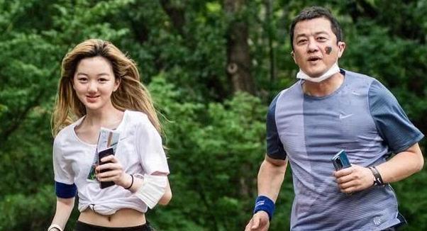 关晓彤|李亚鹏教女儿喝茶,几十万茶桌很奢华,海哈金喜穿千元T恤很妩媚
