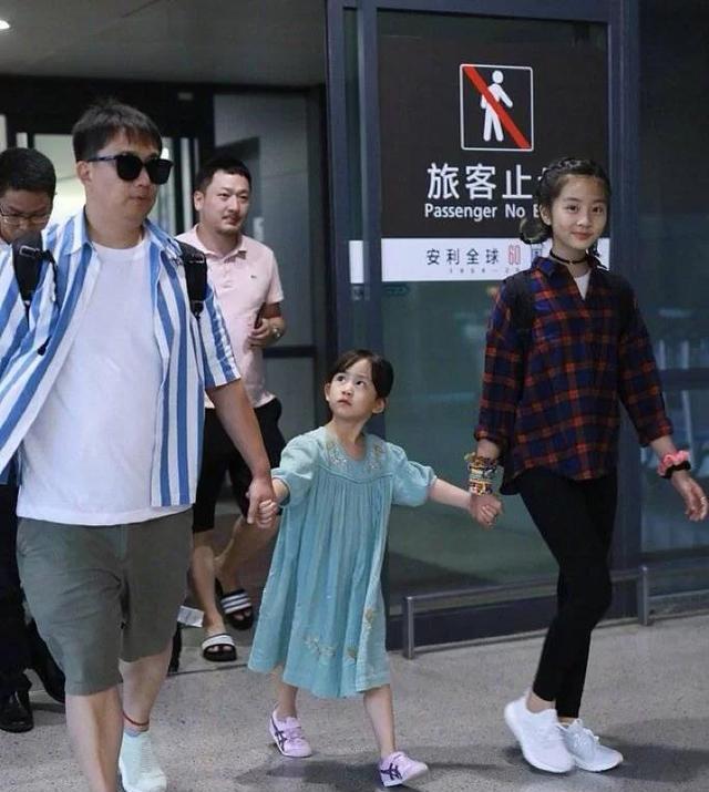 黄磊|黄磊老婆孙莉晒小女儿，意外撞脸刘亦菲，小儿子出镜被遮挡