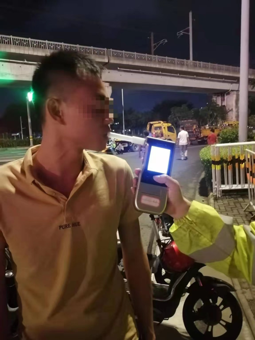 福建厦门,一男子醉酒驾驶电动车被交警查处后,却被交警按照醉酒驾驶机动车处罚