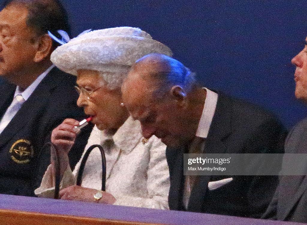 菲利普亲王 96岁女王乘车遛弯,看着消瘦了不少,戴花头巾涂大红唇人老心不老