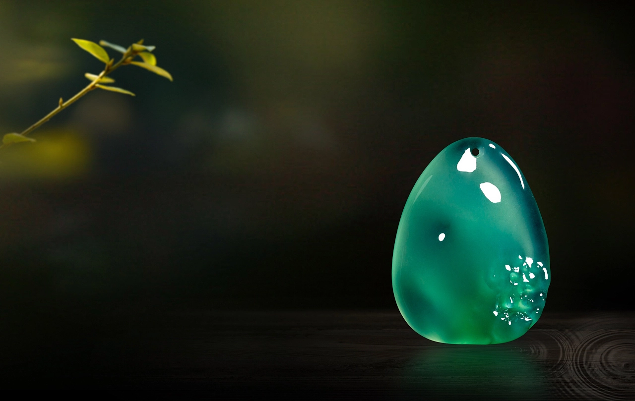 翡翠|1w出头的预算,应该选翡翠手镯还是翡翠挂件?