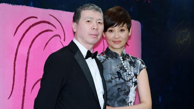 冯小刚|曝冯小刚夫妇定居美国，徐帆豪宅门口热情送客