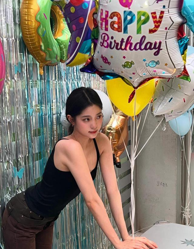 欧阳娜娜|欧阳娜娜身材不一般，男生汗衫也能穿出凹凸感，配上婴儿肥更好看