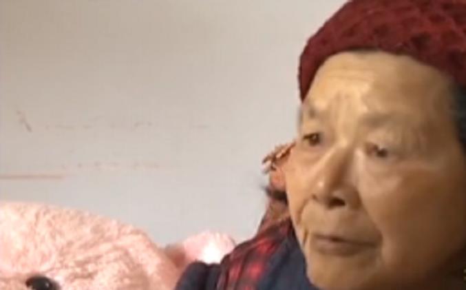 2013年，四川三小孩路边扶老妇被索赔7500元，警方：她在家里摔伤