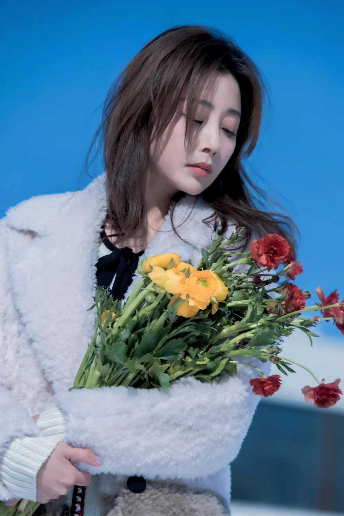 周雨彤|42岁殷桃美貌开挂！雪地拍大片直接光腿上阵好敬业，少女身材好绝