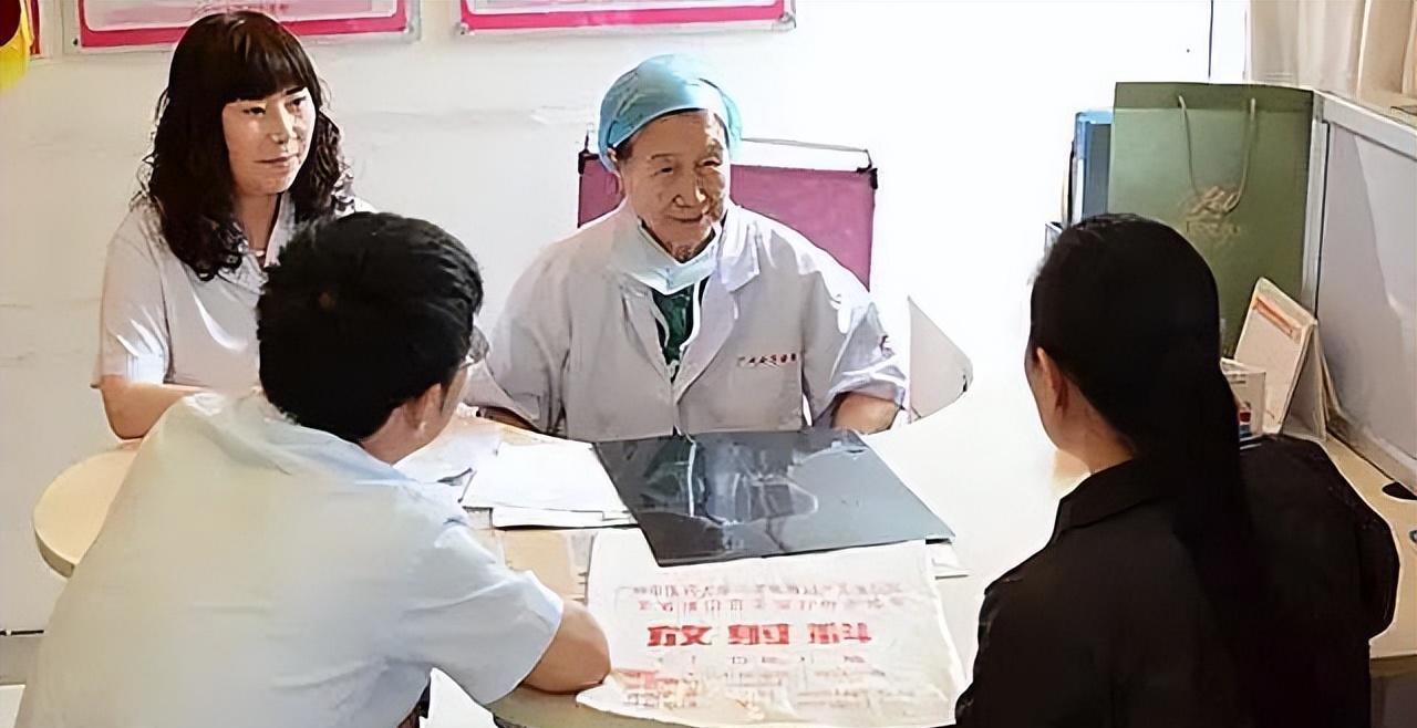 19年女子备孕十年没怀上孩子,腹痛去医院看病,医生说:你快生了