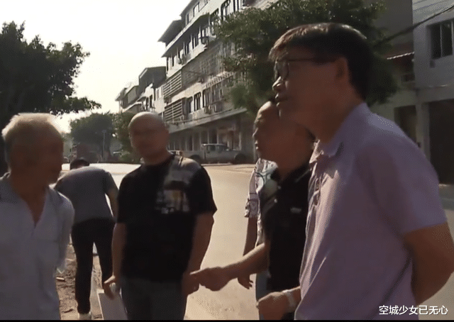 买房却遇霸道邻居，锯断水管霸占楼道，大爷：想用楼梯先给钱