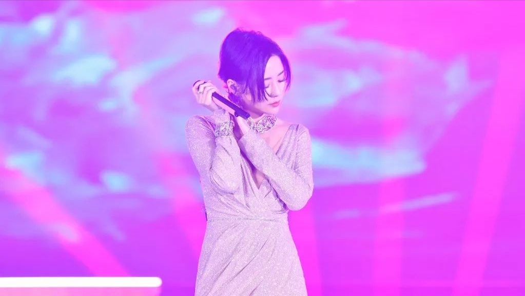 张靓颖|张靓颖的妈妈才是人间清醒，从冯柯到陈秋莳，张妈妈眼光一直在线