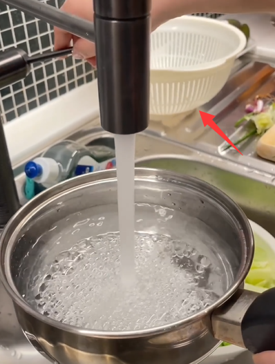 方媛|方媛煮螺蛳粉，暴露出厨房狭小、杂物多，网友直呼：天王嫂太朴素