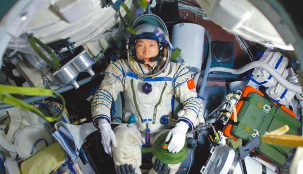 杨利伟听到太空“敲门声”,17年后解密谜底,好在他当时反应快