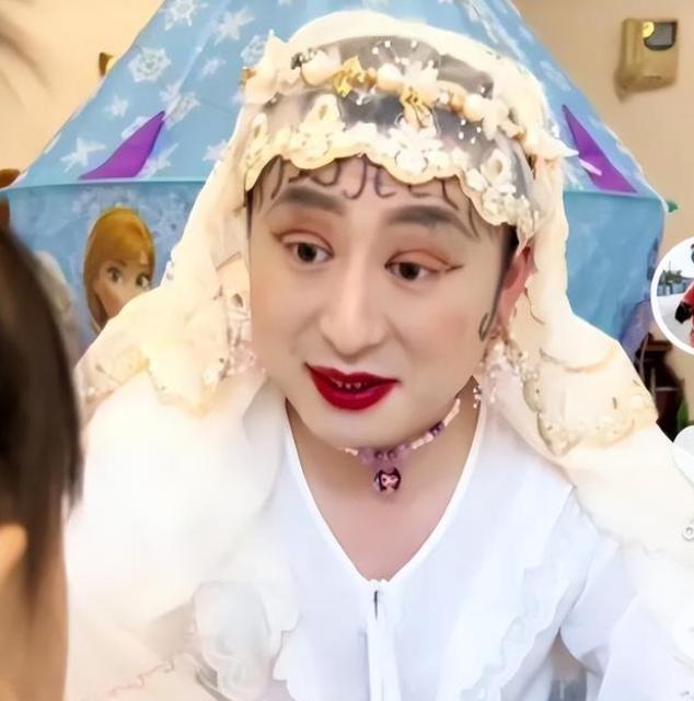 女孩 “描眉毛画眼线”，爸爸被打扮成贵妇，为何女儿都爱捯饬爸爸？