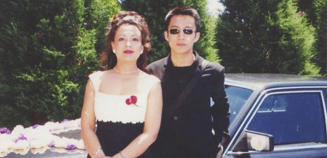 汪小菲|张兰直播拒提家族骂战，念汪小菲写给大S肉麻情书