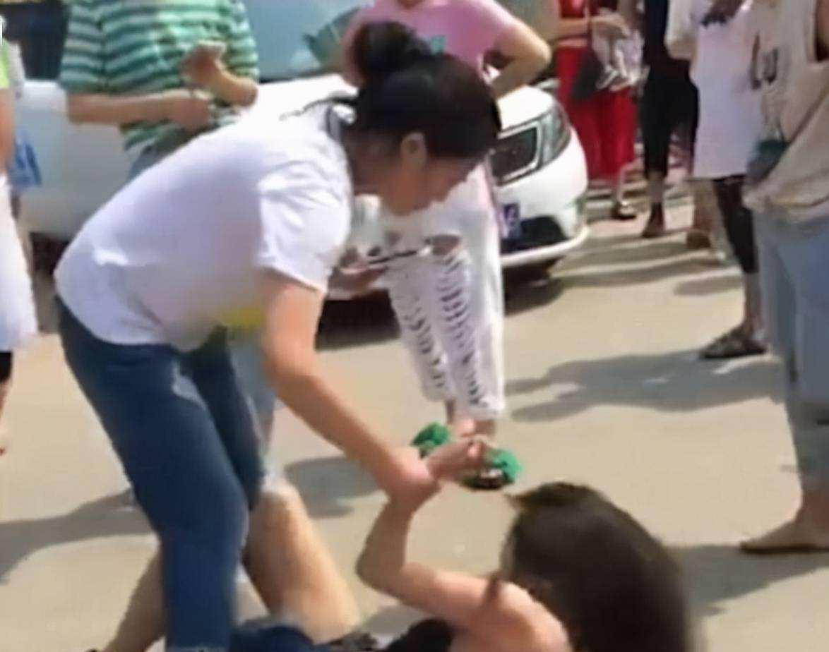 当街暴打第三者,剪头发撕衣服,千万别傻,打小三违法甚至要坐牢