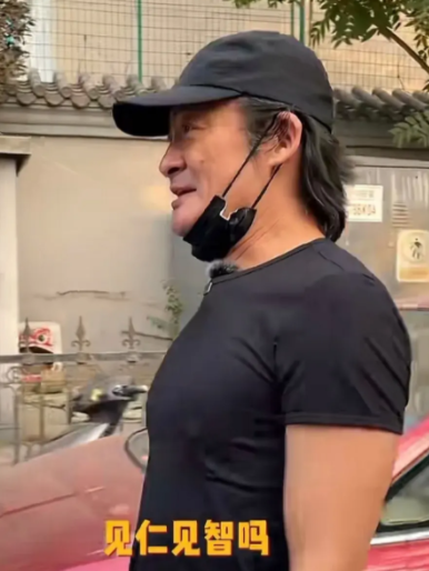 景岗山|55岁知名男星街边喝酒！平价啤酒摆满桌，与年轻女粉丝贴身合影