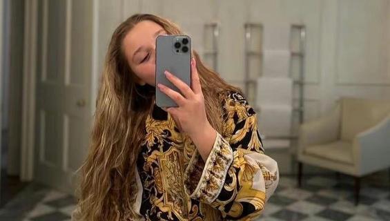 哈珀·贝克汉姆|11岁小七晒近照，与哥哥自拍显脸大！戴珍珠项链，体型比贝嫂壮