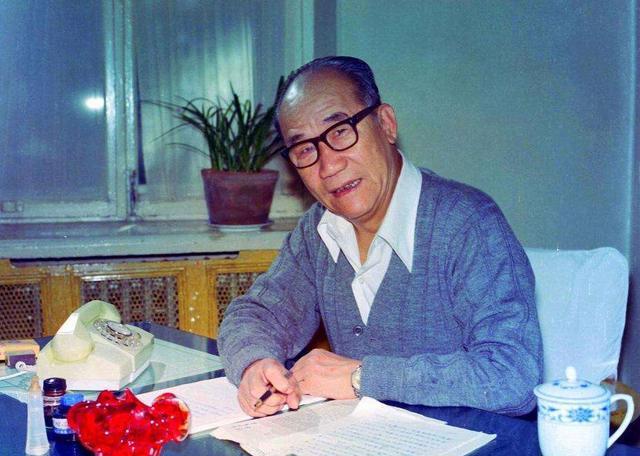 相声|相声大师侯宝林在天津演出,台下有人爆粗口,看大师如何化解