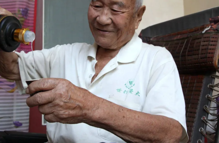 贵州大爷20年前买了1箱董酒忘喝了，前几天才拿出来，结果很意外