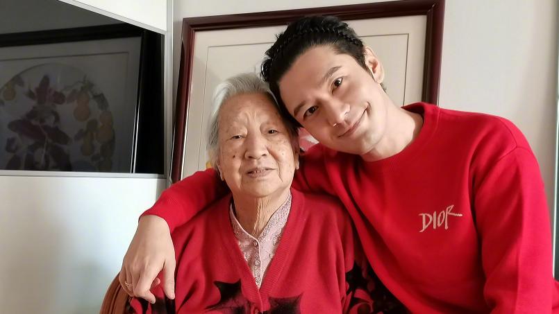 黄晓明|黄晓明初三回姥姥家拜年，右手无名指钻戒格外抢眼，被人猜测再婚