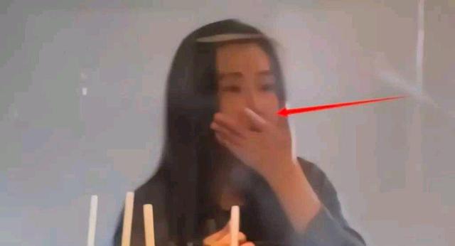 王祖贤|55岁王祖贤被直击素颜用餐画面，网友：美人迟暮，终究是老了