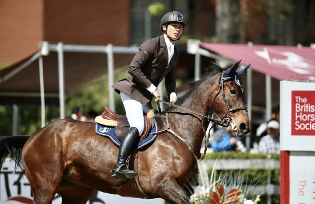 朱珠|朱珠晒合影为丈夫庆祝36岁生日,与王昀佳甜蜜依偎,互相隔空示爱