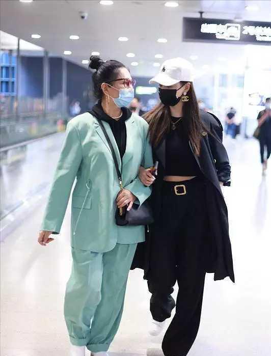 沈梦辰|沈梦辰与母亲罕走机场！母亲穿着宽松难掩好身材，双眼皮“出戏”