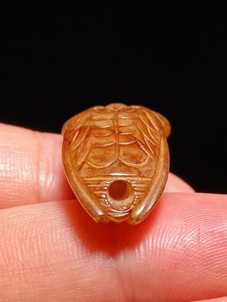 和田玉籽料|汉 和田玉籽料沁色 玉蝉 蝉纹挂件 把件