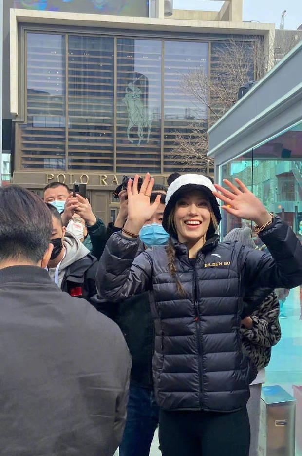 谷爱凌|谷爱凌参加活动生图曝光,戴冰墩墩帽子笑容阳光,颜值依旧在线