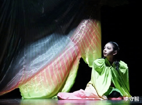 刘烨|刘烨晒混血儿女演话剧照，诺一帅气霓娜漂亮，他表示很好看很惊喜