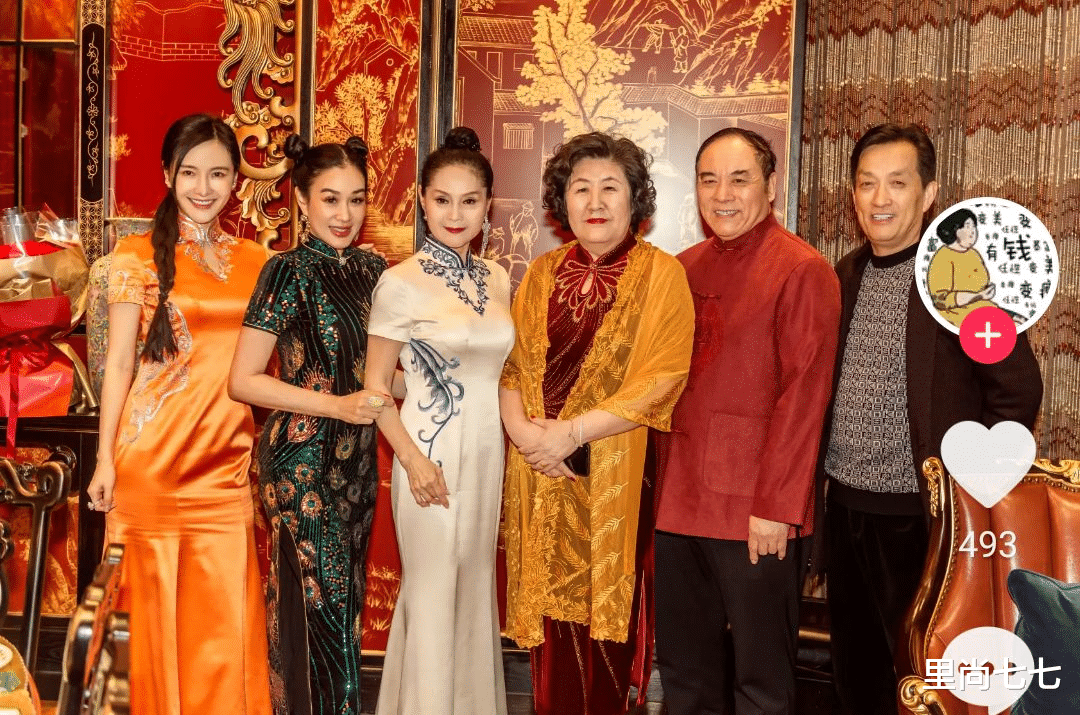 钟丽缇|钟丽缇陪公婆过节，在众长辈面前亲吻老公，公婆一脸憨笑看害羞