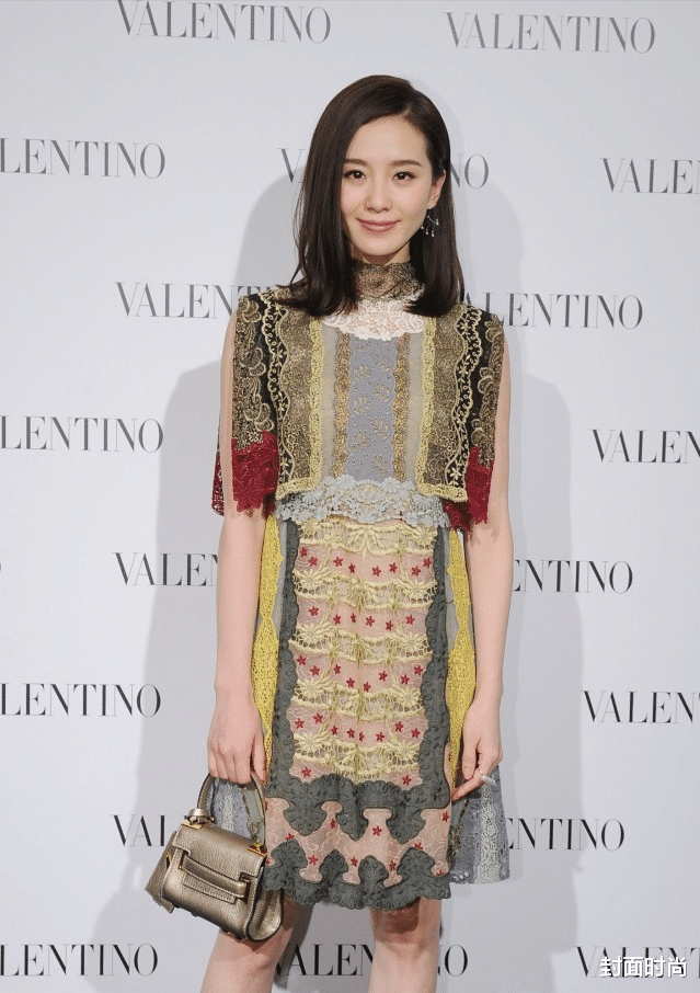 |看不出刘诗诗和“S女王”是同龄人,穿同款裙气质不同,差别明显