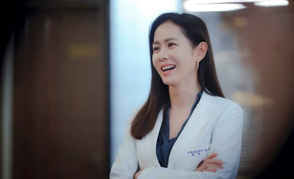 孙艺珍|40岁孙艺珍亮相新剧剧本研读，手臂肤色抢镜，同框小3岁男主CP感十足