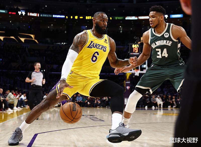 字母哥|44+14+8，字母哥和詹姆斯对飙！打破NBA纪录，成历史第一人