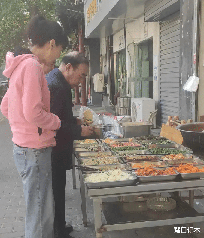 70岁贾平凹最近在西安平民小区被偶遇，吃路边摊自助的菜夹馍