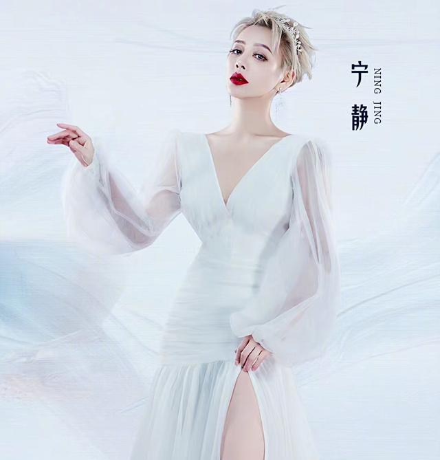 阿Sa|《乘风破浪》未播先热，2港星人气高，多位前辈晒合照为其打call