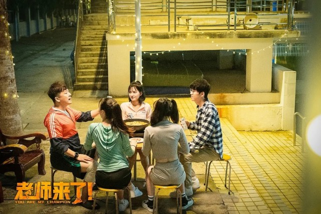 老师来了|《老师来了》上映，女学渣整蛊体育老师，网大版《摔跤吧爸爸》