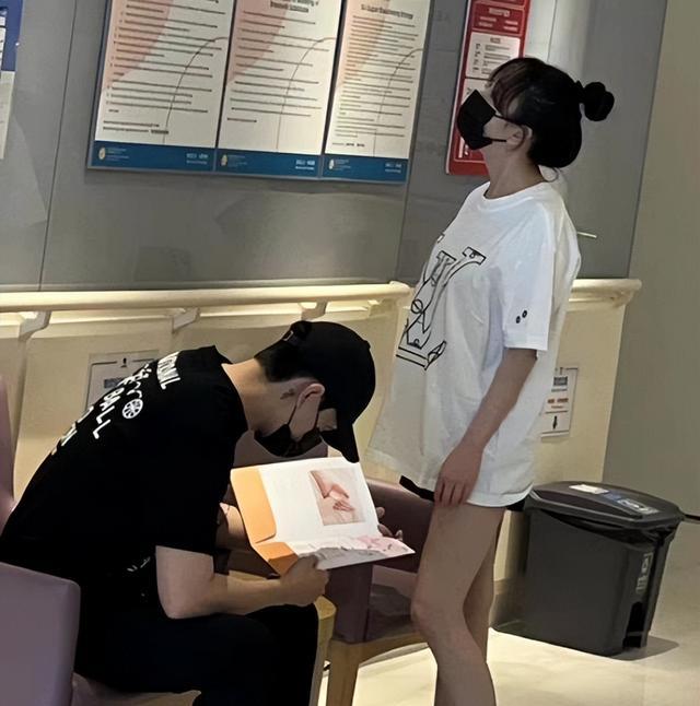 张檬|34岁张檬衣着宽松现身妇产科，小腹微隆小五全程陪伴，疑似怀孕