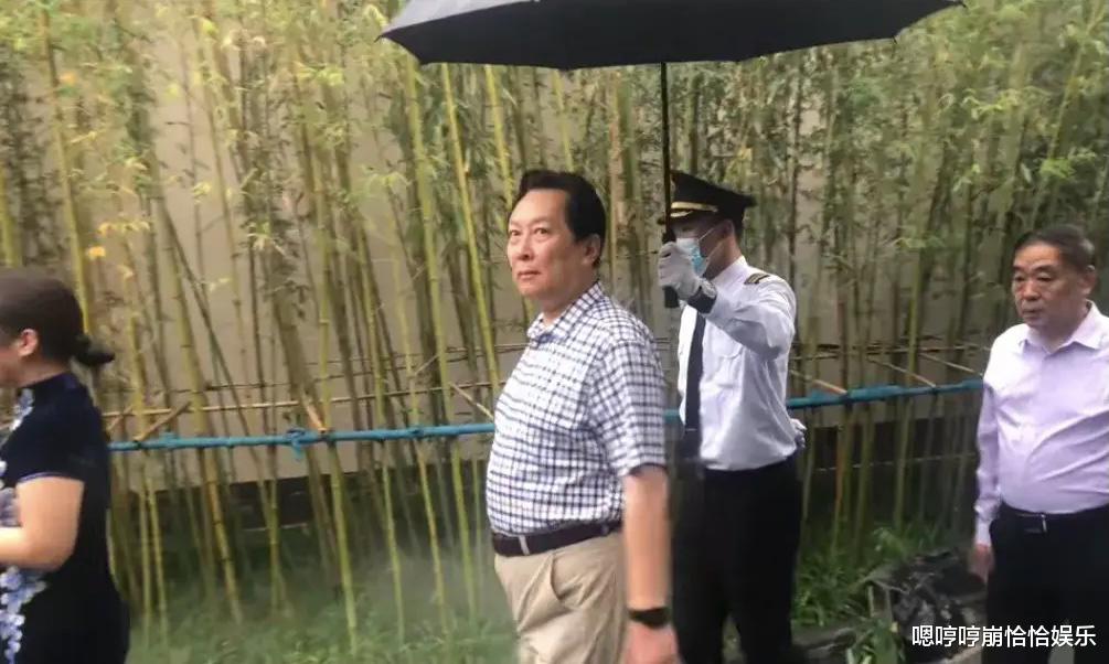 唐国强|唐国强最新近况曝光，和老婆现身高档小区看豪宅！