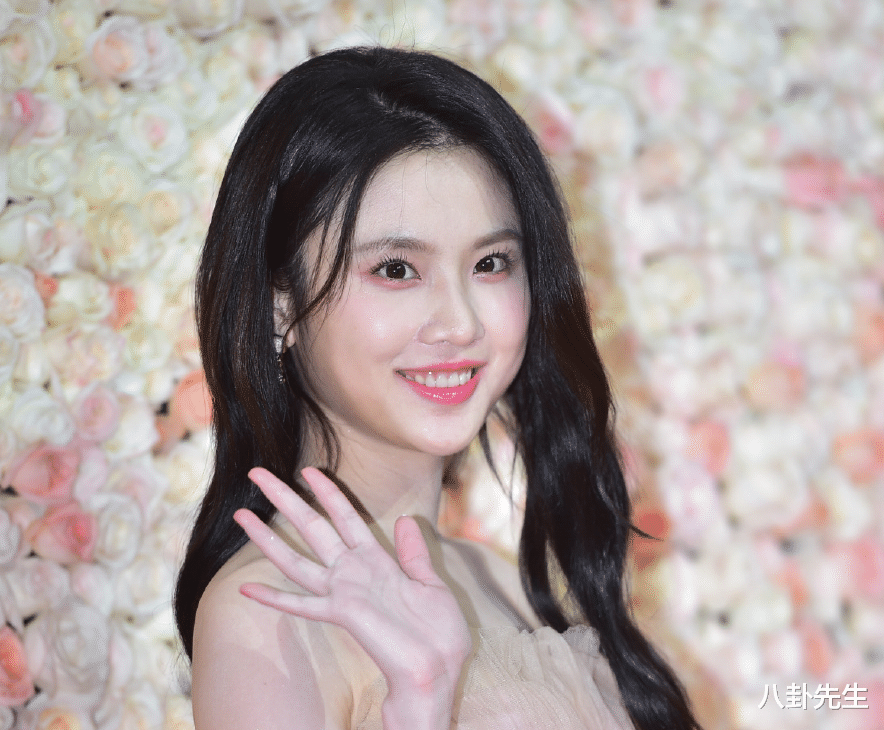 倪妮|17位女星同场比美：倪妮穿得像广场舞阿姨，赵今麦打扮成熟略违和