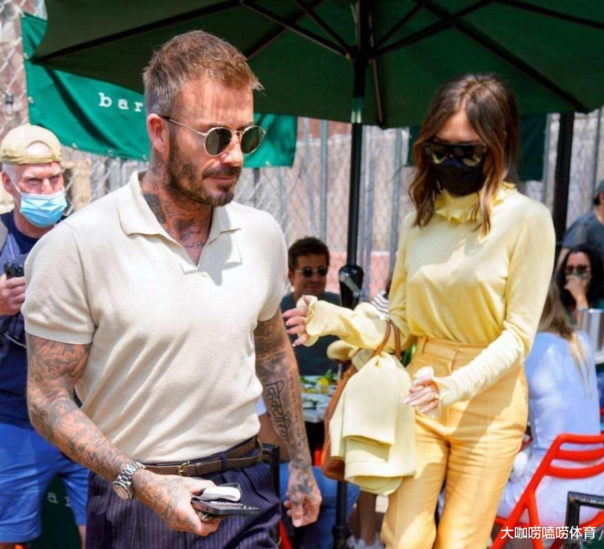 维多利亚·贝克汉姆|贝克汉姆一家豪艇度假！贝嫂穿比基尼大秀身材，X型腿暴露缺点