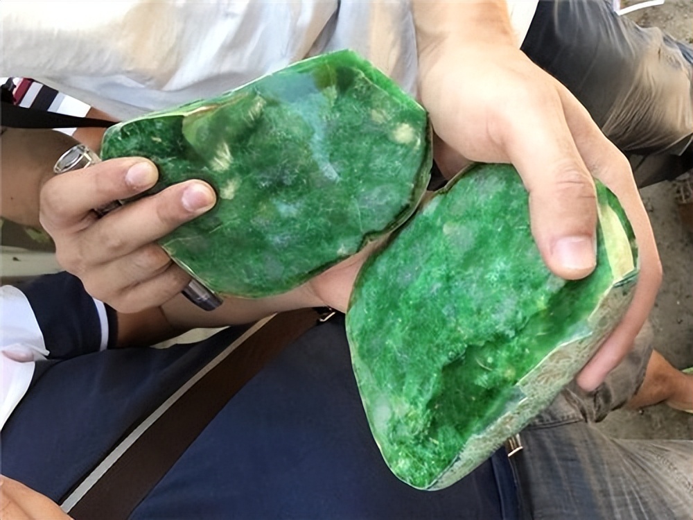 翡翠手镯|男子用1200万元购买翡翠原石，全副身家都押进去，到底值不值？