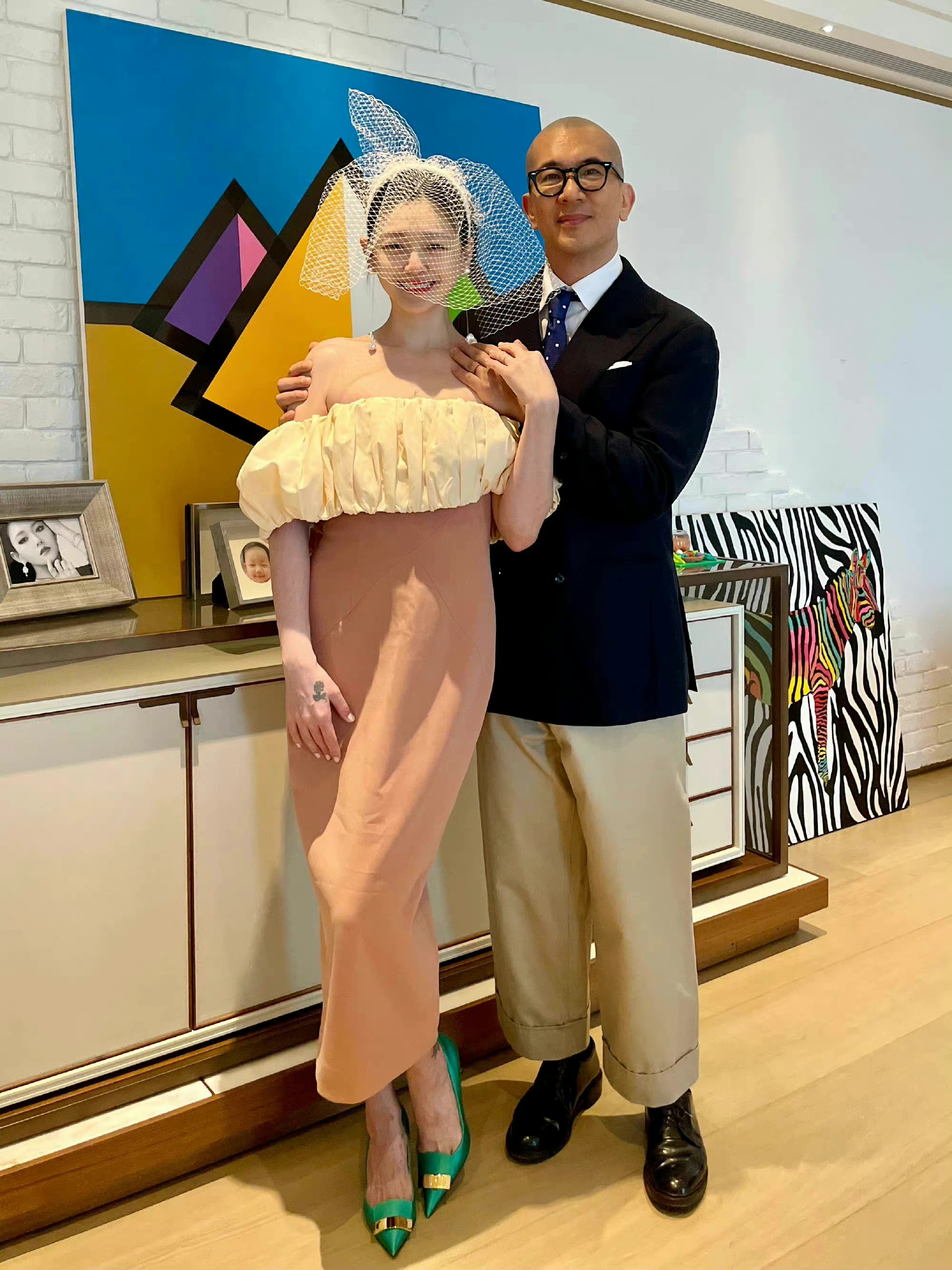 西装 大S新婚场面简单随意,与大7岁老公狂秀中年式浪漫,只涂口红似二次发育