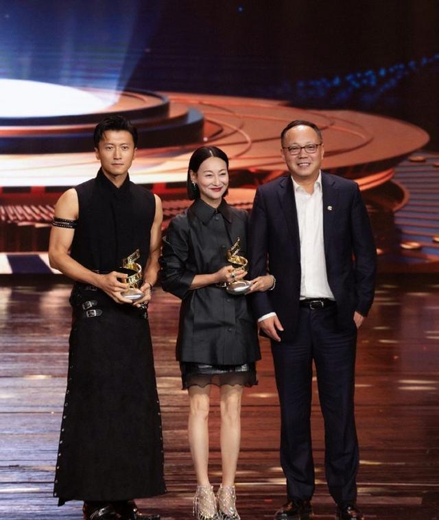 女仆装|姜还是老的辣!42岁沈腾穿无袖衬衣撞衫41岁谢霆锋,输年龄赢穿搭